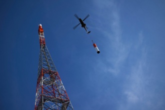 Helikopter bringt Teile der DVB-T Antenne auf den Sendemast der Deutschen Funkturm in Leipzig