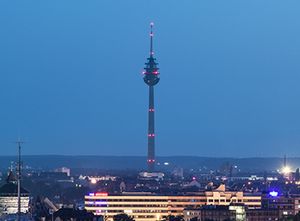 Panoramablick auf den Nürnberger Fernsehturm bei Nacht