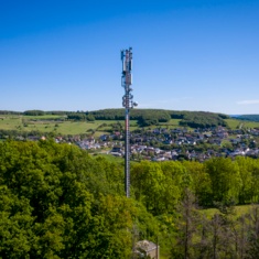 Funkmast versorgt ein Dorf in ländlicher Umgebung mit Mobilfunk