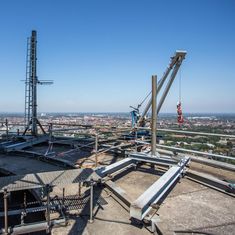 Sanierungsarbeiten am Fernsehturm Münster mit Kran