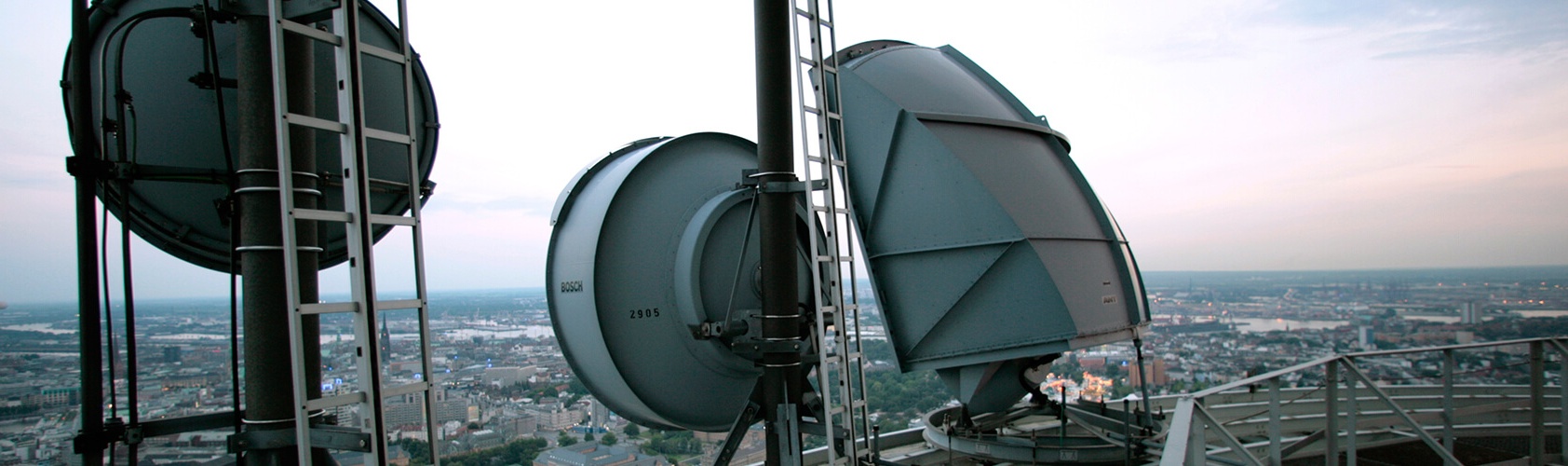 Richtfunkantenne auf Hamburger Fernsehturm dient der Versorgung mit schnellem Internet