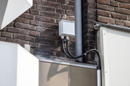 Small cells attached to building walls or city installations, such as street lamps, traffic lights, or bus stops improve the mobile network in high-traffic areas