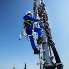 Techniker besteigt die Infrastruktur zur Wartung des Mobilfunkstandortes in Münster