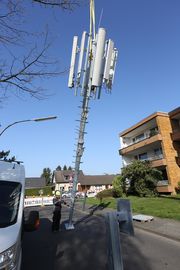 Aufbau von LTE-Antennen auf Hausdach