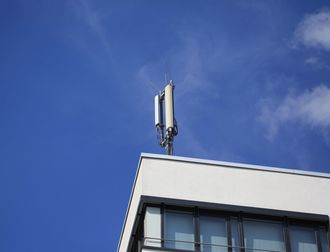 Mobilfunkantenne auf Hausdach