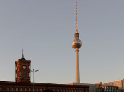 Berliner Fernsehturm und das Rote Rathaus