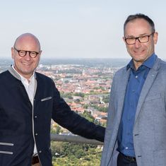 Münsters OB Markus Lewe und Bruno Jacobfeuerborn, CEO  der Deutschen Funkturm genießen den Blick vom Fernsehturm Münster