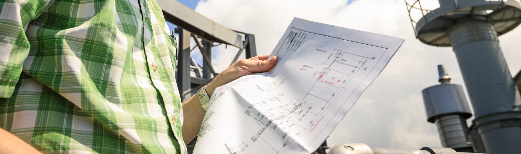 Die Standortpläne werden von einem Mitarbeiter der Deutschen Funkturm baurechtlich geprüft