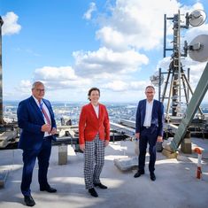 Im Rahmen der Zusammenarbeit beim 5G Mobilfunkausbau in Köln besuchten OB Reker und Dieter Steinkamp gemeinsam mit Bruno Jacobfeuerborn die Aussichtsplattform des Colonius