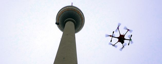 Deutsche Funkturm und Droniq befliegen den Berliner Fernsehturm mit einer Drohne