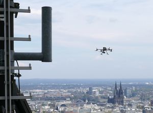 Deutsche Funkturm und Droniq befliegen den Kölner Fernsehturm Colonius zu Wartungszwecken per Drohne