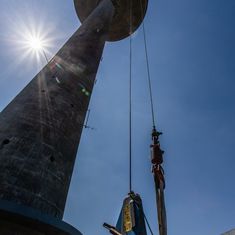 Außenkran für Sanierungsarbeiten am Fernsehturm Münster