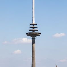 Der Turmschaft des Fernsehturm Münster ist für Betonsanierungsarbeiten eingehüllt