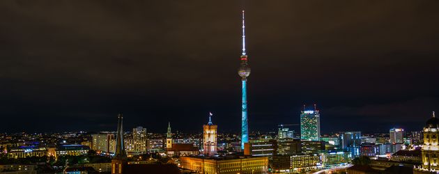 Beleuchtung des Berliner Fernsehturms, wie anlässlich des Festival of Lights, wird zur Earth Hour ausgestellt