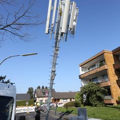 Aufbau LTE Mobilfunkanlage durch die Deutsche Funkturm auf einem Hausdach