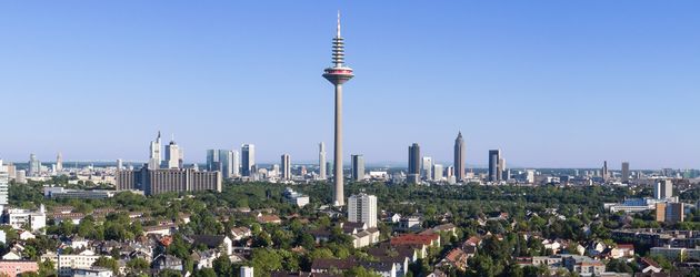 Der Frankfurter Fernsehturm ist eines der Wahrzeichen der Stadt