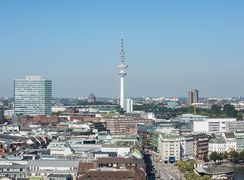 Hamburgs Fernsehturm inmitten der Hamburger Skyline