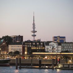 Hamburger Fernsehturm erhebt sich über der Hafen