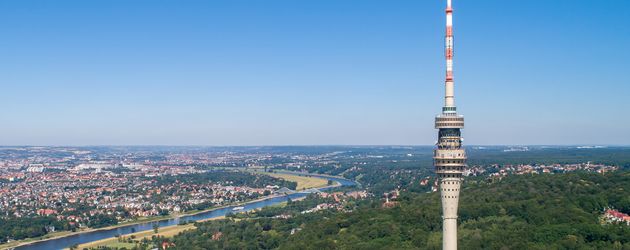 Fernsehturm Dresden - einmalige Lage an der Elbe mit Blick auf das blaue Wunder