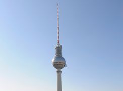 Berliner Fernsehturm inmitten der Berliner Skyline