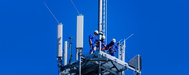 Steel grid mast for mobile communication infrastructure