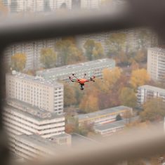 Drohne von der Außenplattform des Berliner Fernsehturms betrachtet