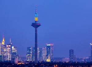 Beleuchtung Turmkanzel Europaturm Frankfurt in den Farben der Ukraine