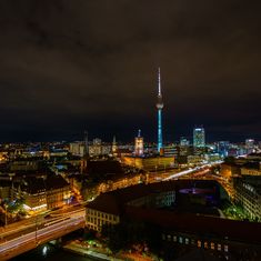 Der Berliner Fernsehturm wurde an seinem 50. Geburtstag besonders illuminiert