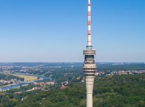 Fernsehturm Dresden - einmalige Lage an der Elbe mit Blick auf das blaue Wunder