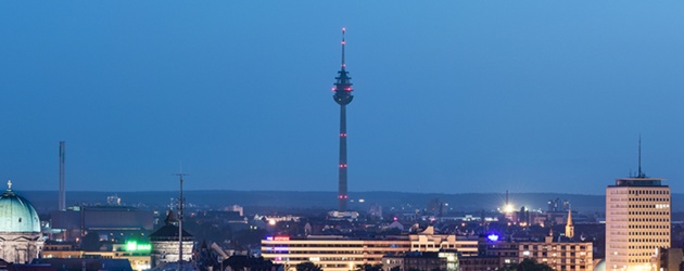 Panoramablick auf den Nürnberger Fernsehturm bei Nacht