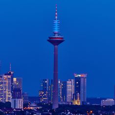 Der Europaturm in Frankfurt leuchtet bis zur Europawahl im Blau der EU.
