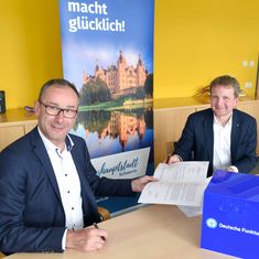 Bruno Jacobfeuerborn, CEO Deutsche Funkturm und OB Rico Badenschier unterzeichnen Absichtserklärung, den Ausbau einer modernen Mobilfunkinfrastruktur in Schwerin zu intensivieren