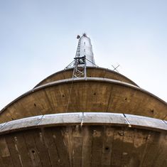 Blick von unten auf die Antennenplattformen am Fernsehturm Münster