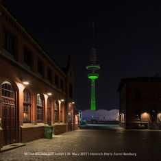 Der Düsseldorfer Fernsehturm wurde zum Start von DVB-T2 HD und freenet TV grün beleuchtet