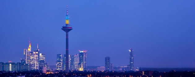 Beleuchtung Turmkanzel Europaturm Frankfurt in den Farben der Ukraine