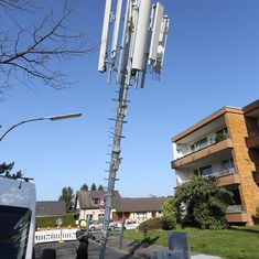 Aufbau von LTE-Antennen auf Hausdach