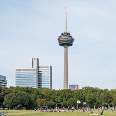 Blick auf den Colonius vom Grüngürtel aus gesehen