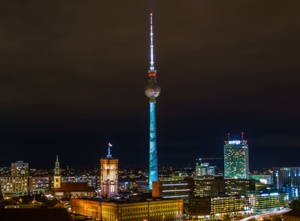 Beleuchtung des Berliner Fernsehturms, wie anlässlich des Festival of Lights, wird zur Earth Hour ausgestellt