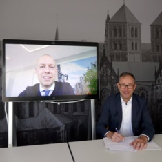 Sebastian Jurczyk, Geschäftsführer Stadtwerke Münster und Bruno Jacobfeuerborn, CEO Deutsche Funkturm vereinbaren Kooperation im Mobilfunkausbau