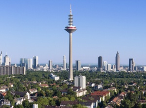 Der Frankfurter Fernsehturm ist eines der Wahrzeichen der Stadt