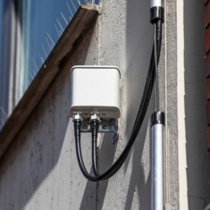 Small Cell an Hauswand verbessert den Mobilfunkempfang in der Stadt